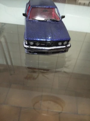 Vendo Modellino  BMW 323j Alpina in Plastica Scala 1: 24 Blu Scuro Metal.  - Immagine 1 di 4