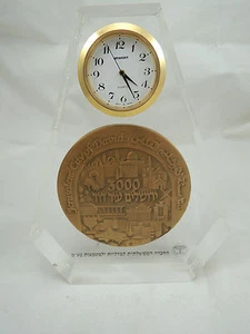 ISRAEL 1995 JERUSALEM CITY OF KING DAVID MEDAL 70mm BRONZE & CLOCK inside LUCITE - Picture 1 of 6