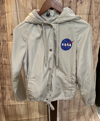 Chaqueta cortavientos H&M Divided NASA talla XS  Foto 1 de 4