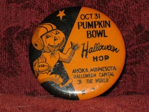 1956 Anoka Minnesota Halloween Capitale del Mondo 2 1/4" pulsante pinback - Foto 1 di 2
