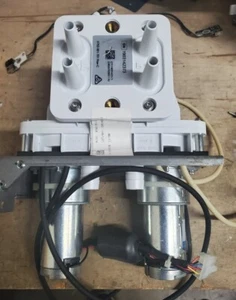 Conjunto de bomba de motor doble Stryker P/N 0702-001-701 / 0702-001-110 caja abierta - Imagen 1 de 4