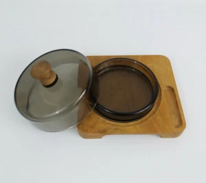 Vintage kleine Relish/ Dip rauchbraune Schale mit Glasdeckel auf Holzbrett - Bild 1 von 11