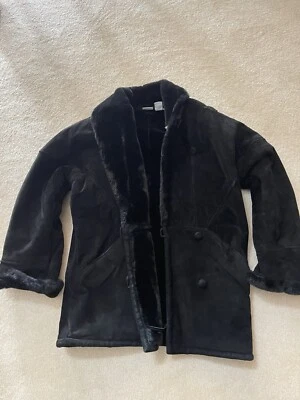 Hermoso abrigo de gamuza negro de longitud media de invierno para mujer con cuello y puños de imitación Foto 1 de 4