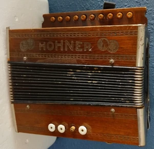 ACCORDÉAN VINTAGE HOHNER ACIER ANCHES / Fonctionne / Bretelles neuves - Photo 1 sur 7