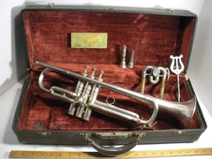 Vintage Trumpet Made by C.G. Conn Ltd. Elkhart Indiana Old Case w/ 2 Mouthpieces - Picture 1 of 23