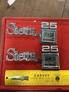 Original 1975-1980 GMC SIERRA 25 TRUCK FRONT FENDER EMBLEM #351825 - Bild 1 von 2