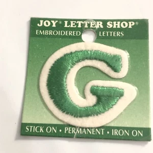 Joy Letter Shop Verde G 1.5” Hierro Palo Bordado Parche Aplique Artesanía - Imagen 1 de 6