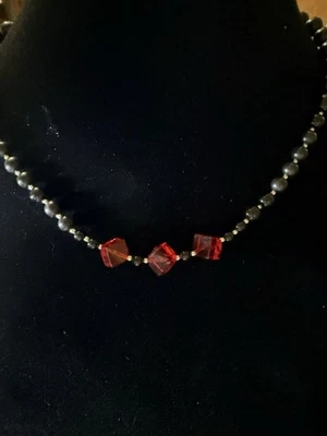 Colar de vidro preto ônix e vermelho de 18 polegadas. Fecho de alternância tom prata! - Imagem 1 de 2