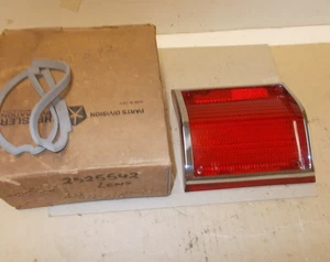 Lámpara trasera Mopar NOS lente interior teniente 1965 Plymouth Fury Station Wagon - Imagen 1 de 2