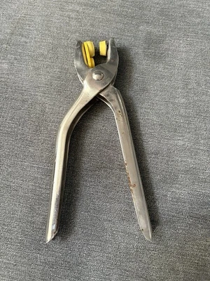 VINTAGE DRITZ HEAVY DUTY PLIER APPLIES SNAPS & EYELETS SEWING ESSENTIALS .USED. - Image 1 of 4