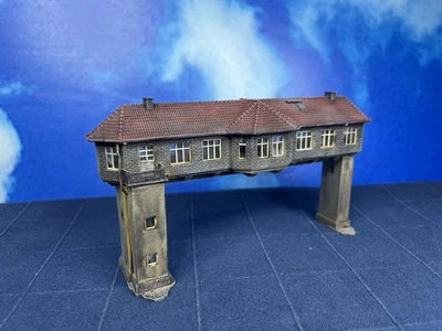 Vollmer Spur N 21212 Stellwerk Brückenstellwerk Reiterstellwerk Patiniert - Bild 1 von 4