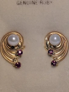 NEU~14k Gelbgold~**ECHTE PERLE & 2 RUBINE OHRSTECKER**~VERPACKT - Bild 1 von 8