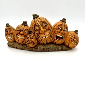 Cerámica Crazy Pumpkins Jack O' Linternas en fila en tronco Halloween Antropomórfico - Imagen 1 de 8
