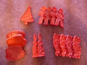 Giant Lot Vintage Tupperware Red Plastic Cookie Cutters + Free Shipping - Picture 1 of 6