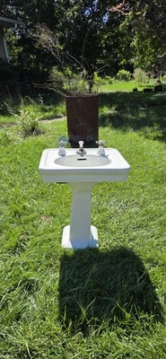 Fregadero de baño vintage antiguo de porcelana estándar americano con pedestal con herrajes Foto 1 de 4