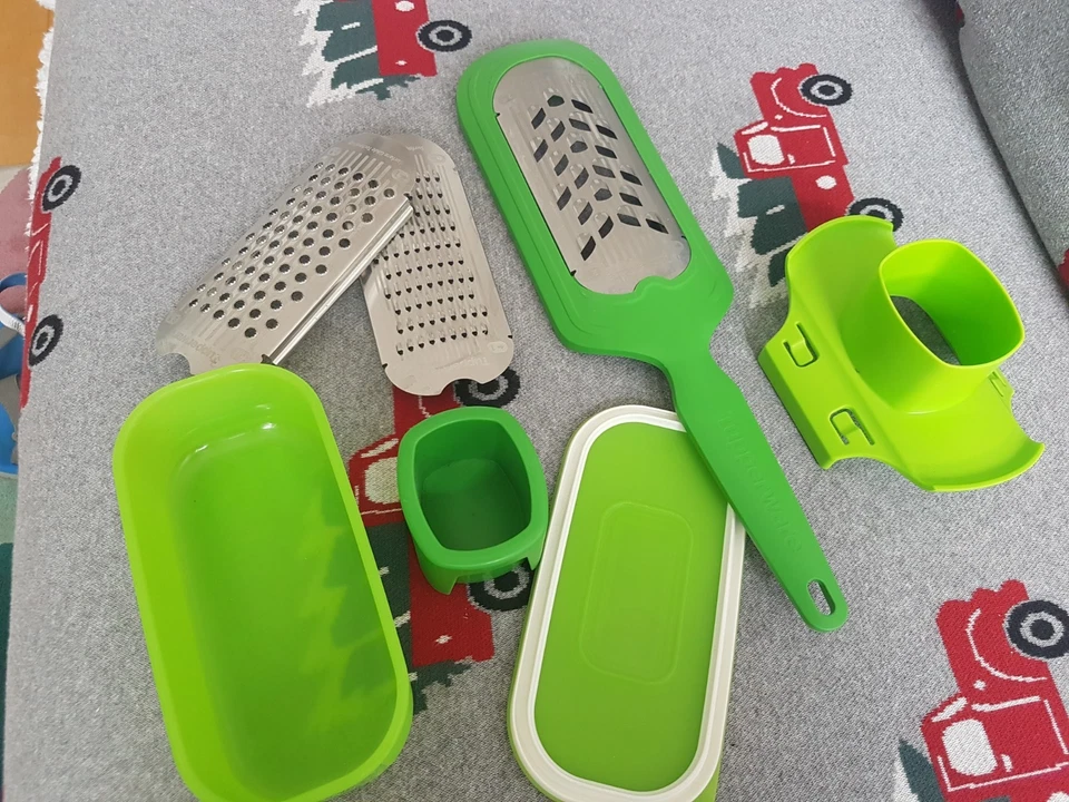 Tupperware Profi Reibe D182 Mit 3 Raspeleinsätzen und Quadro Behälter Top! - Bild 1 von 3