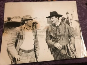 FOTO CASUAL DE JOHN WAYNE AND, RICHARD WIDMARK EN "ÁLAMO" 11" X 14" - Imagen 1 de 3