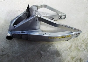 BRAZO OSCILANTE TRASERO ORIGINAL SUZUKI-OEM genuino para gsx 1300 r 99-07 - Imagen 1 de 2