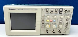 Osciloscopio de almacenamiento digital Tektronix TDS2002 de dos canales 60 MHz 1GS/s - Imagen 1 de 10