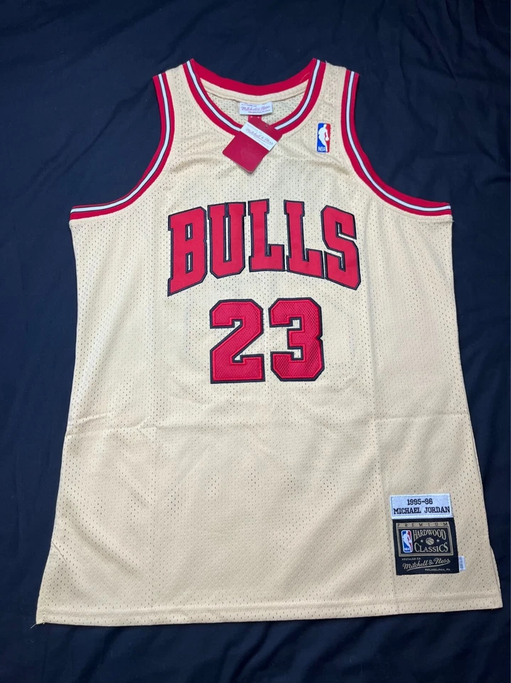 Camiseta deportiva grande RARA roja y dorada de los Chicago Bulls 1995-96 de Michael Jordan  Foto 1 de 4