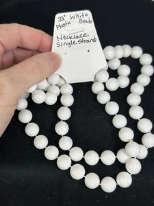 Collana 32" filo singolo perle di plastica bianca vintage M-6254! - Foto 1 di 2