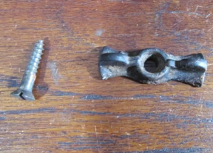 Cabinet Door Latch bow tie turn button Jelly cupboard Vtg Antique 1 5/8" Iron - Foto 1 di 10
