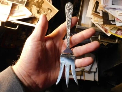 PLATA ESTERLINA KIRK & SON REPOUSSE SERVIR LECHUGA? HORQUILLA 7 5/8" Foto 1 de 4