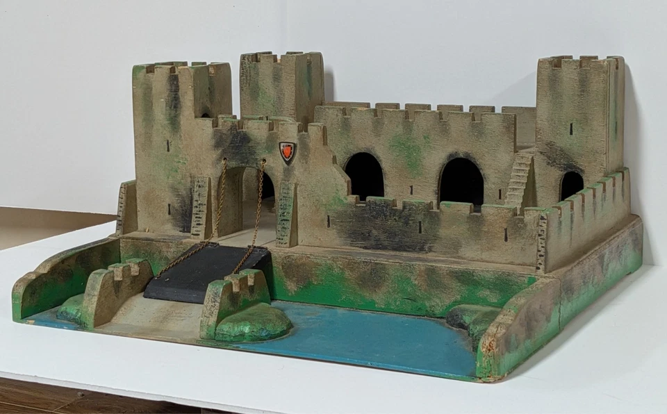 Castillo de Caballeros de Madera de Hamley's de Londres, con Caballeros, pie y montado Foto 1 de 4