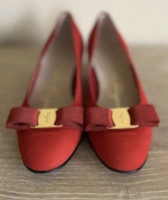 Zapato Salvatore Ferragamo para mujer rojo gamuza dorado con lazo talla 5 1/2B Foto 1 de 4