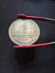1939 Canadian Silver Dollar Coin 80% $1 - Colourful Toning - Foto 1 di 6