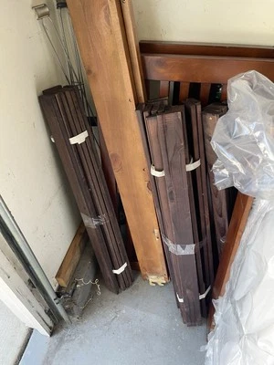 Cama doble de roble cerezo bellamente elaborada con marco de madera maciza nido extraíble Foto 1 de 4