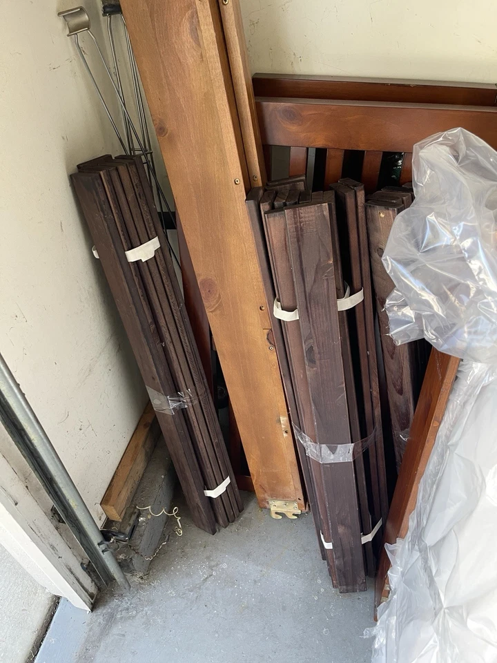 Cama doble de roble cerezo bellamente elaborada con marco de madera maciza nido extraíble Foto 1 de 4