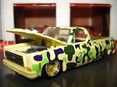 Camión Chevrolet Silverado 1980 carrocería cuadrada edición limitada 1/64 camuflaje genial M2 Foto 1 de 4