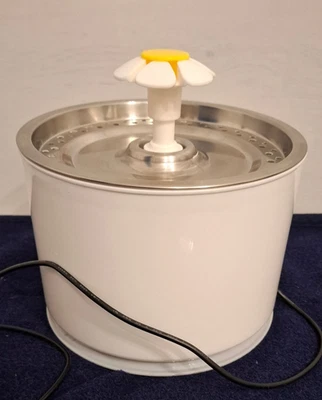 Trinkbrunnen für Katzen von Nicrew, gebraucht, ohne Filter, mit Beleuchtung - Bild 1 von 4