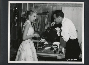 JANET LEIGH + JACK LEMMON TAKE A COFFEE BREAK - 1955 PHOTO BY VAN PELT - ON SET - Imagen 1 de 2