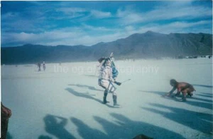 FOTOGRAFÍA ENCONTRADA Color UN MOMENTO EN EL TIEMPO EN EL HOMBRE ARDIENTE Original DE COLECCIÓN 111 11 E - Imagen 1 de 1
