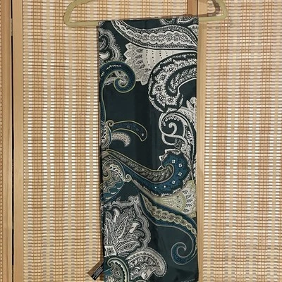 Bufanda Jones New York Seda Estampado Geométrico 10.5”x59” Verde Cachemira Crema Foto 1 de 4