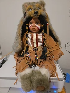 Timeless Collection Porzellan Indianer Puppe sitzend - Bild 1 von 11