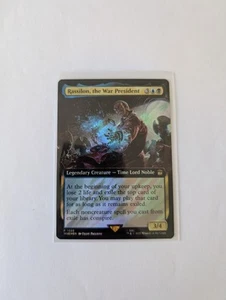 MtG Doctor Who Rassilon, The War President Surge Foil Extended Art R 1025 - Foto 1 di 2