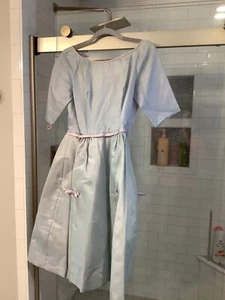Vintage 50er Jahre blau kurz Ballkleid Satin/Crinoline lila Schleifen vorne-hinten Union Label. - Bild 1 von 10