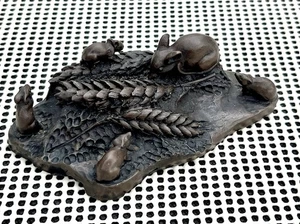 Atemberaubende hübsche De La Poer Bronze Harz Skulptur - "Mäuse auf Weizen" - Bild 1 von 6