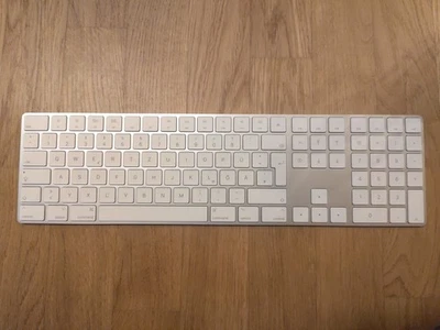 Apple Magic Keyboard A1843 mit Ziffernblock, QWERTZ-Layout, Silber Weiß wie neu  - Bild 1 von 4