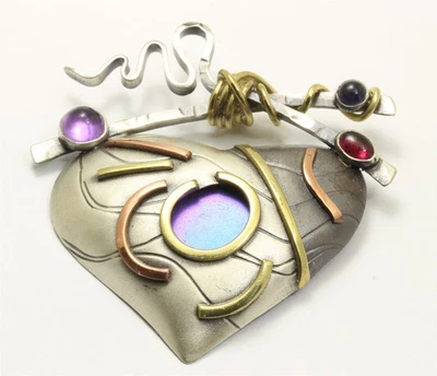 Broche prendedor de corazón de piedras preciosas de niobio de plata esterlina de Susan Maria Buckley Foto 1 de 4