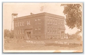 POLO MISSOURI RPPC ~ Escuela secundaria local y campanario ~ Condado de Caldwell - Imagen 1 de 2