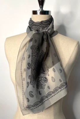 Hermosa bufanda transparente oblonga con estampado de pañuelo - tonos de gris y topo Foto 1 de 4