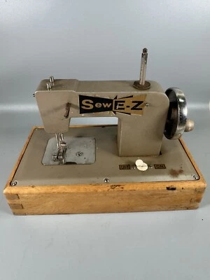"Máquina de coser de juguete vintage Sew-E-Z años 50 4,25 x 7,75"" a batería Alemania" Foto 1 de 4