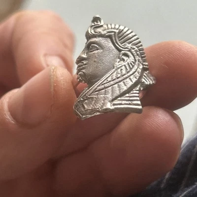 anello in ARGENTO che raffigura una testa di faraone egizio. - Immagine 1 di 4