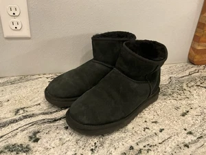 Ugg Women's Classic Short  Winter Boot Sz 10 - Picture 1 of 9