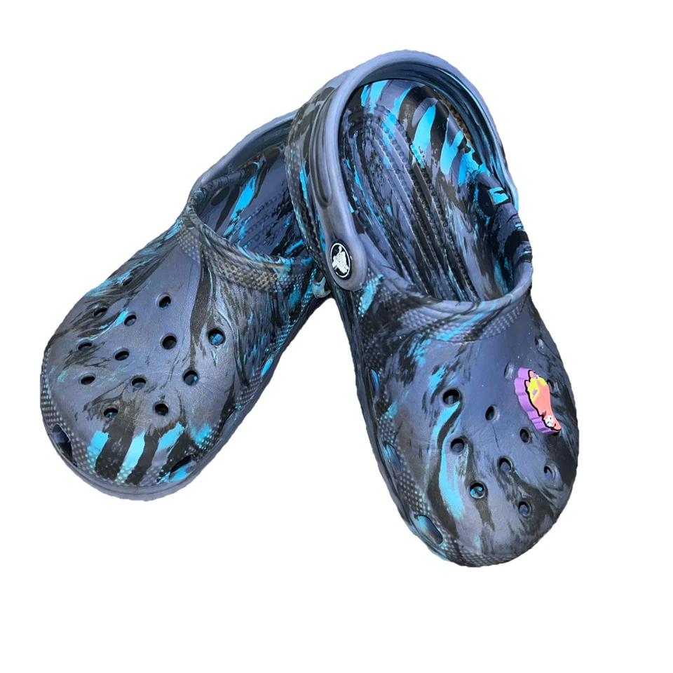 Zuecos clásicos Crocs niños talla J1 azul estampado camuflaje punta cerrada correa para el tobillo Jibbitz Foto 1 de 4