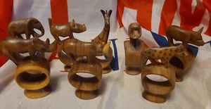 8 African Safari Animal Napkin Ring Holders Hand Carved Wooden Footed Rings - Bild 1 von 4